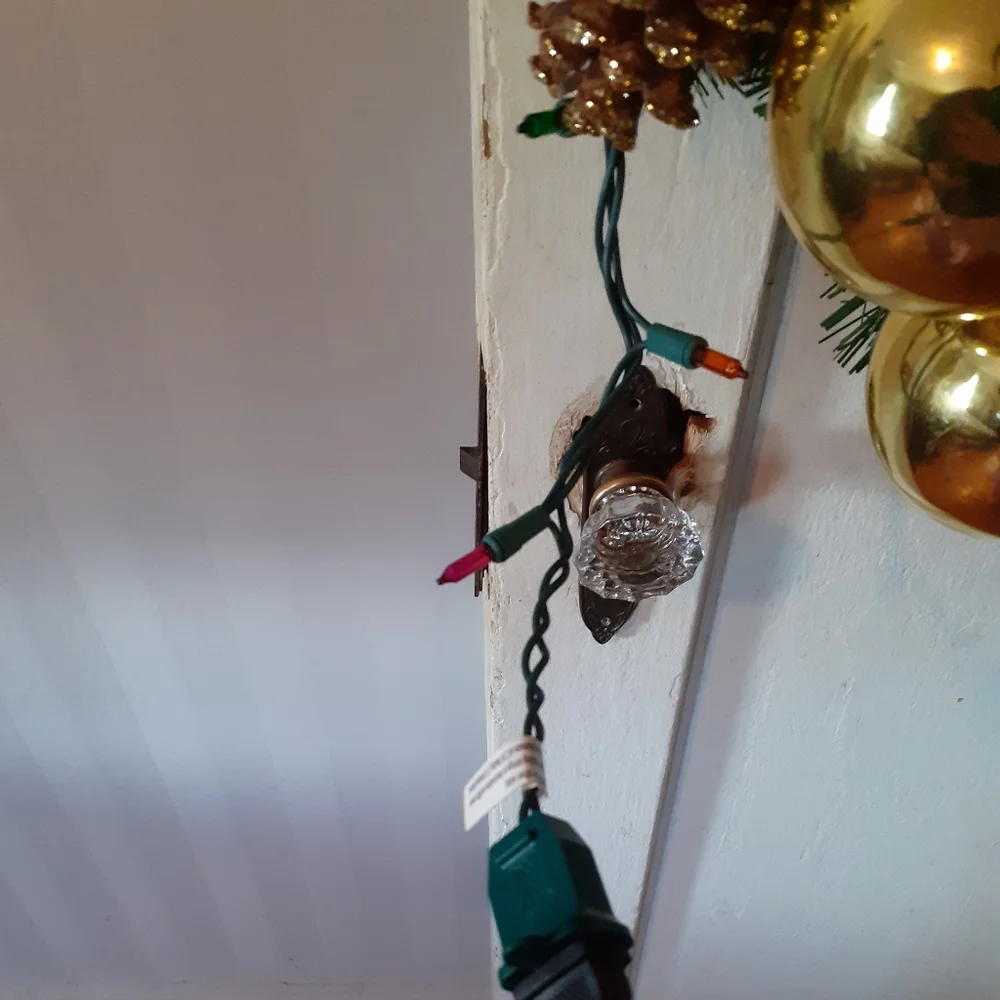 Large realistic door wreath w/ working lights and ornaments